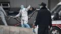 武汉肺炎疫情患者被送入金银潭医院，医护人员身穿防护服。（Getty Images)