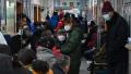 中国武汉新型冠状病毒疫情大爆发，2020年1月25日武汉市红十字会医院里挤满了等待医疗救治的患者。(HECTOR RETAMAL/AFP via Getty Images)