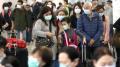 中国新年前夕，戴着防护口罩的乘客进入香港高铁站的离境大堂。(AP Photo/Achmad Ibrahim)
