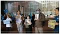 王毅出访欧洲五国，于2020年8月26日上午10时，在荷兰海牙外交部大楼前，遭到近百名维、汉华人激烈抗议！ 抗议人群喊道：“王毅狗奴才”，“打倒共产党”（图片来源：视频截图）
