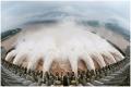图为三峡大坝开闸泻水。(AFP/Getty Images)
