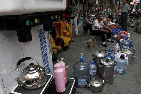 2007年5月30日，无锡市曹张新村，市民在一处净水站排队等待灌水。(大纪元资料图片）