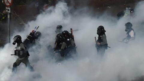 图为港警武力围攻理大，发射催泪弹抓捕学生。（YE AUNG THU/AFP via Getty Images）