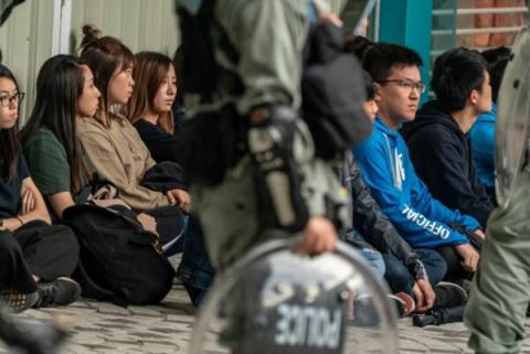 1月5日，港警无差别拘捕上百名游行抗议的市民。且逼迫民众跪地及双手放头，如同对待战俘。 （Anthony Kwan/Getty Images）