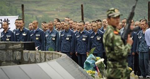 2009年5月8日受刑人参观川震遗址公园。（AFP）