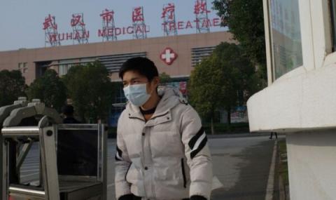 一名戴口罩的男子12日离开武汉医疗中心。(NOEL CELIS/AFP via Getty Images)