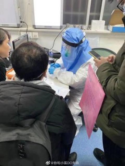 武汉、长沙、成都、南宁、广州、深圳等大医院的急诊科，医护人员要穿上SARS期间的防疫防护衣来接诊所有发烧和呼吸道疾病患者。