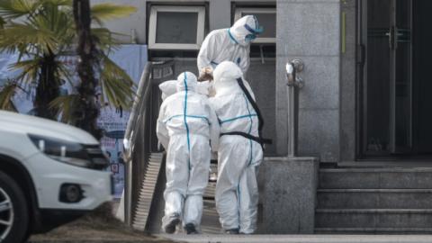 被曝光的中共内部通报显示，武汉疫情严重程度超想像，与SARS有相似之处。（STR/AFP via Getty Images)