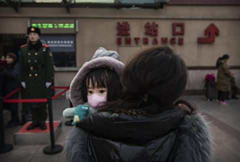 武汉2岁女童，为大陆最年幼患者。此前，中共官员称儿童不易感染肺炎，现在似被打脸。