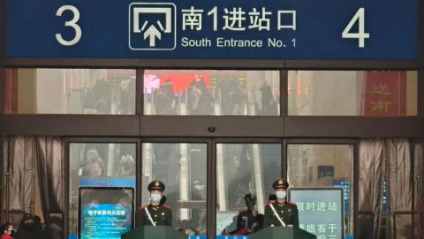 图为，2020年1月22日，武汉火车站，士兵戴口罩严守出入口。(Xiaolu Chu/Getty Images)