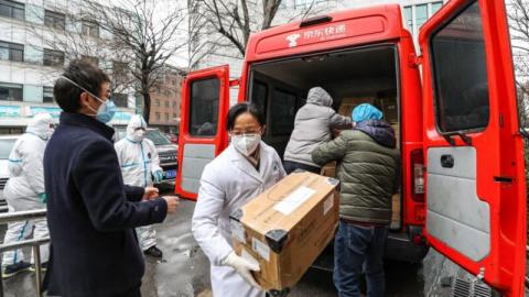 图为武汉某医院接到外界捐赠的医用物资。（STR/AFP via Getty Images）
