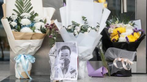 李文亮于2月7日病逝，多位市民来到医院献花悼念。(STR/AFP via Getty Images)