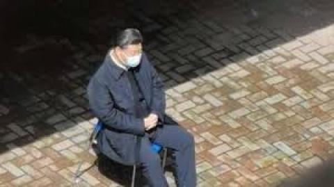 图为习近平视察武汉时独坐沉思。(图片来源：网络)