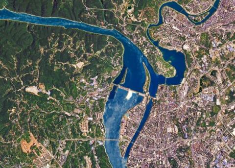 图为美国太空总署拍摄6月30日三峡大坝开闸泄洪。（档案照）
