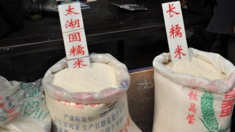 习近平要求“制止餐饮浪费”，民众忧粮食危机将要来临。图为2008年上海一家米店。(China Photos/Getty Images)