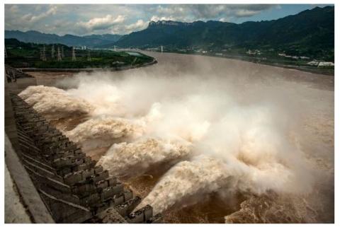 2020年7月19日，三峡大坝在泄洪。（图片来源：STR/AFP/Getty Images）