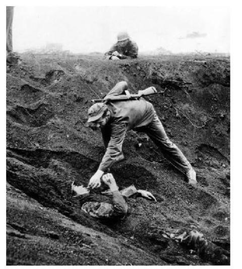 战役刚结束，美国大兵给只剩半截身体的日本士点了一根烟表达敬意……（网络图片）