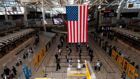 美国律师郑成柱18日在推特发布一则爆炸性消息，一位美国公民的父亲是中共党员，来美国旅游在机场被遣返。图为纽约机场资料图。（JOHANNES EISELE/AFP via Getty Images）