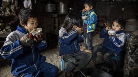 2016年12月18日，在中国贵州省安顺市，4名留守儿童在家中一起吃饭。（Kevin Frayer/Getty Images）
