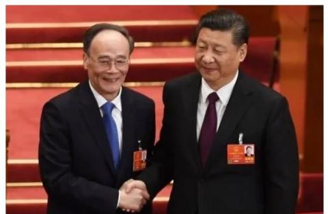 2018年3月，获选中共国家副主席，王岐山激动与习握手（图片来源: Etienne Oliveau/Getty Images）