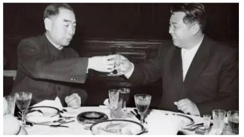 1957年到文革前一段时间，中朝关系忽冷忽热，1958年为最好。图为周恩来（左）和金日成（右）摄于1958年。（网络图片）