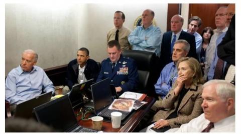 2011年5月1日，时任总统奥巴马、副总统拜登、国务卿希拉里和国家安全团队成员在白宫收看对本･拉登的斩首任务。（图片来源Pete Souza/The White House via Getty Images）