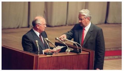 1991年，俄罗斯总统叶利钦在莫斯科向苏联总统戈巴契夫示意，命令他阅读苏共死亡通知书。（图片来源：Getty Images）
