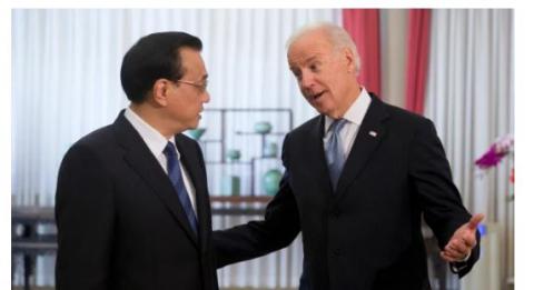 2013年12月5日，时任美国副总统拜登访华在北京与李克强会面，拜登儿子亨特也随父同机来华。（图片来源：Andy Wong-Pool/Getty Images）
