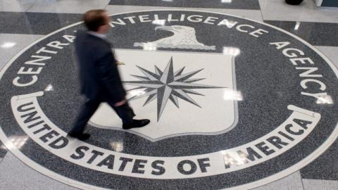 图为一名男子越过中央情报局（CIA）总部大厅的CIA徽标。( SAUL LOEB/AFP via Getty Images)