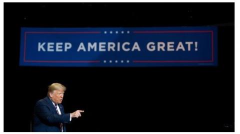 2020年美国总统大选更像是有着很多外显启示的给所有美国选民及关心美国大选的人的一次衡量和选择。图为美国总统川普和他回归传统的理念：“让美国伟大”。（图片来源：JIM WATSON/AFP/Getty Images）