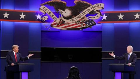 美国总统终极辩论会22日晚登场，川普与拜登在六大议题上展开对决。 (Chip Somodevilla/Getty Images)