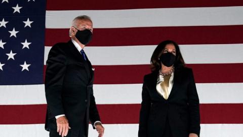 民主党总统候选人乔•拜登（Joe Biden）与副总统候选人贺锦丽（Kenala Harris）。（OLIVIER DOULIERY/AFP via Getty Images）