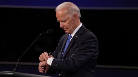 图为10月22日晚，拜登在总统辩论会上。(Justin Sullivan/Getty Images)