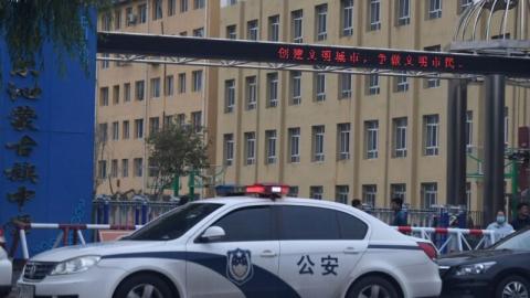 图为，2020年9月10日，中共在内蒙古强推汉语教育，引发蒙汉族群冲突。一辆警车停在通辽市的科尔沁蒙古学校前。(NOEL CELIS/AFP via Getty Images)