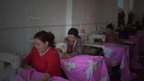 中共通报称，新疆喀什疫情来自一家制衣厂。学者质疑始于中共疫苗试验。（示意图）（视频截图）