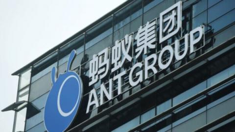 位于中国浙江杭州的蚂蚁集团总部大楼上的企业徽标。(STR/AFP via Getty Images)