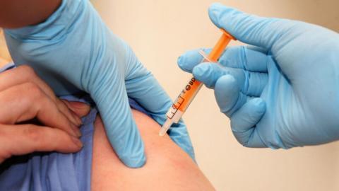 2020年10月30日，英国当局着手展开大规模疫苗施打计划，以缓和疫情对医疗系统的压力。示意图。(Lewis Whyld- WPA Pool/Getty Images)