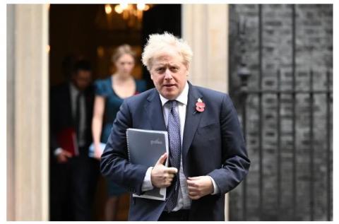 2020年11月10日，英国首相鲍里斯・约翰逊离开唐宁街10号，去参加每周的内阁会议。（图片来源：Leon Neal/Getty Images）