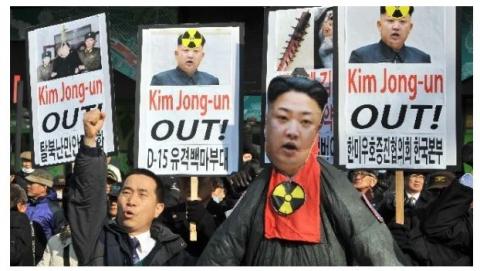 2013年2月13日，在韩国首尔举行的一次谴责朝鲜核子试验的集会上，抗议者举着金正恩肖像，并高呼口号。(图片来源: JUNG YEON-JE/AFP via Getty Images)