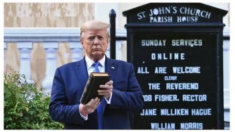 2020年6月1日，川普手持圣经站在圣约翰公会教堂前。（图片来源：BRENDAN SMIALOWSKI/AFP via Getty Images）