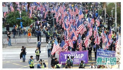 图为反送中运动期间，有香港人携美国旗游行力撑美国总统川普当选。（图片来源：庞大卫/看中国）