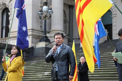 2020年6月7日，澳大利亚维州不同族裔及民间团体在墨尔本市中心的维州议会大厦前举行抗议“一带一路”集会。墨尔本《天安门时报》主编阮杰在集会上发言。（Grace Yu／大纪元）