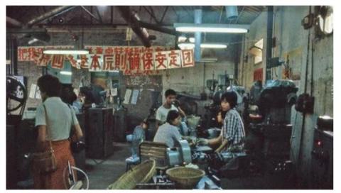 上个世纪九十年代我在中国北方的一个工厂工作。刚结婚，同事就提醒我，拿到了“准生证”才能怀孕生孩子，否则，会被强迫人工流产。（网络图片）