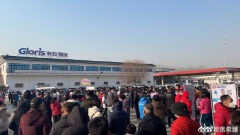 北京大批民众等待核酸检查。（图片来源：微博）