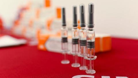 9月24日，北京科兴生物制品有限公司在新闻发布会上展示了该公司生产的中共病毒疫苗。（WANG ZHAO/AFP via Getty Images）