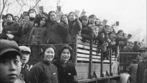 图为毛泽东时期的知识青年“上山下乡”运动。（JEAN VINCENT/AFP via Getty Images）