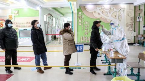 辽宁沈阳市疫情告急，有知情者披露，沈阳市皇姑区的集中隔离点，很多都已经人满为患。（STR/AFP via Getty Images）