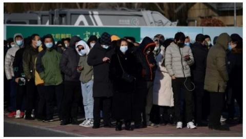 近日首都北京连续出现本土确诊病例与无症状感染者，引发民间恐慌。（图片来源：GREG BAKER/AFP via Getty Images）