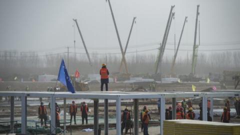 图为1月14日，石家庄市正在赶建的大型方舱医院。（ STR/CNS/AFP via Getty Images)