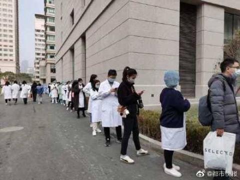 上海市各大医院1月21日起展开“全院全员”核酸检测工作。（微博图片）